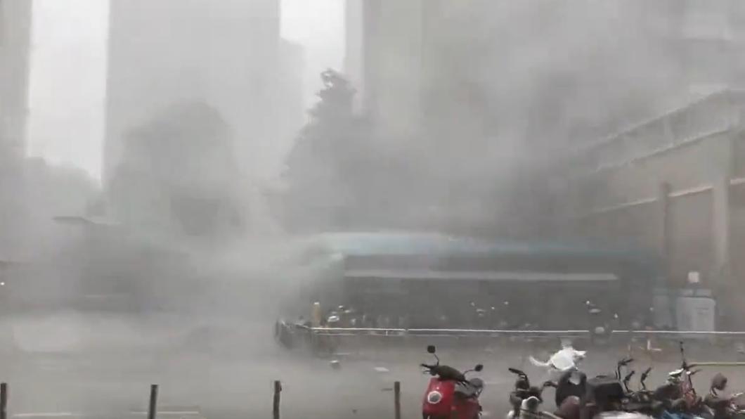 受到泰利颱風狂風暴雨侵襲的兩廣地區,當地民眾拍攝的颱風過境實境。(圖/翻攝自@Chaudhary Parvez推特)