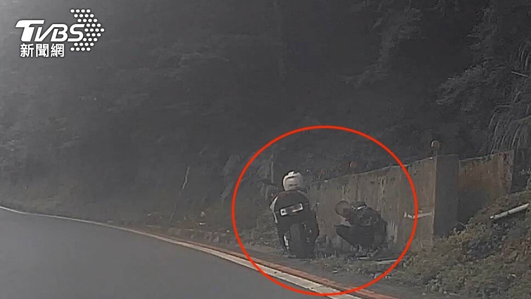 員警第一次看到王男時,王男蹲在路邊對員警說頭暈。(圖/TVBS)