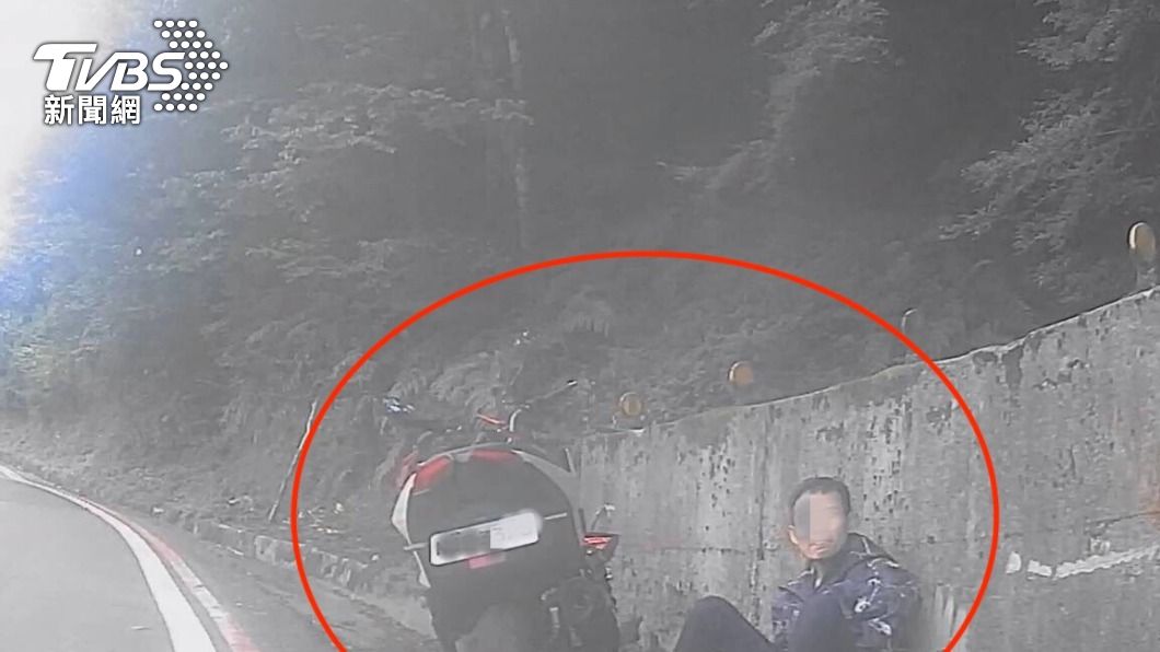 王男騎車環島連續24小時沒睡,身體不適蹲路邊。(圖/TVBS)