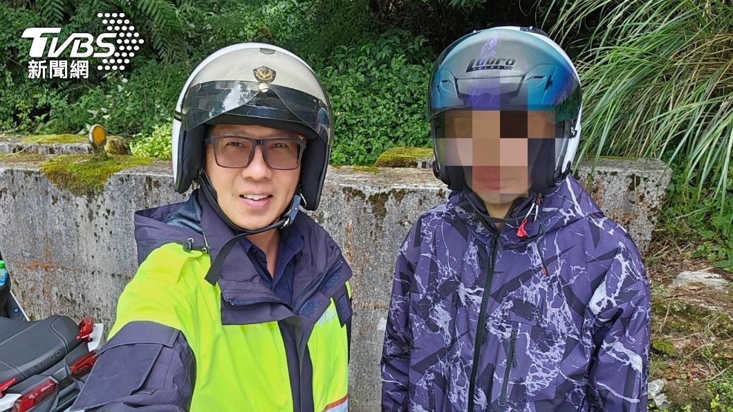 騎士環島24小時沒睡虛弱蹲路邊 暖警載回派出所休息