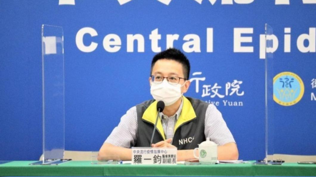羅一鈞在疫情期間曾因沒時間洗衣服向指揮官陳時中請假,讓不少人爭相幫忙排隊洗衣服。(圖/指揮中心提供)