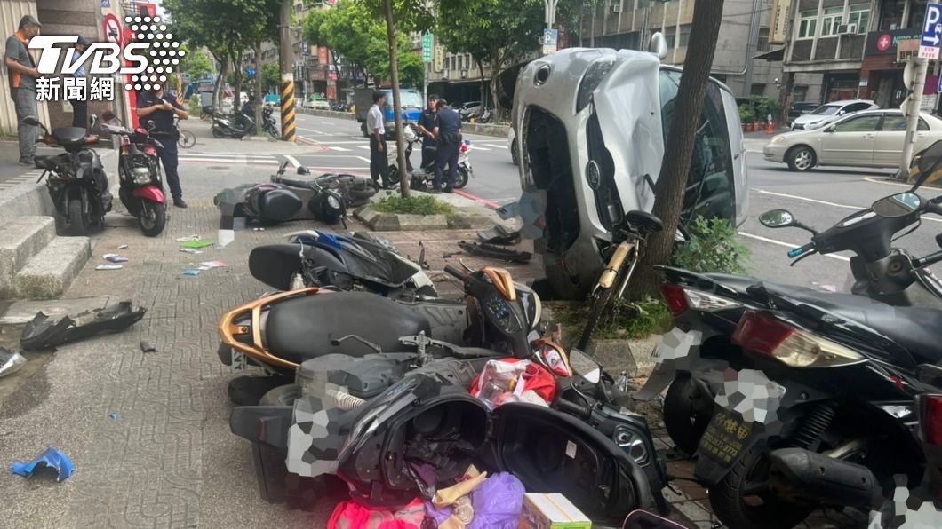 有片/機車路中迴轉!退休翁「撞飛顱內出血」休旅車側翻