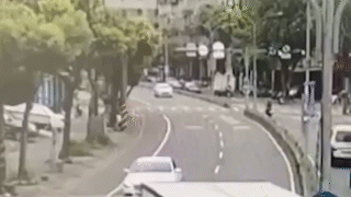 機車迴轉與對向直行汽車碰撞。(圖/TVBS)
