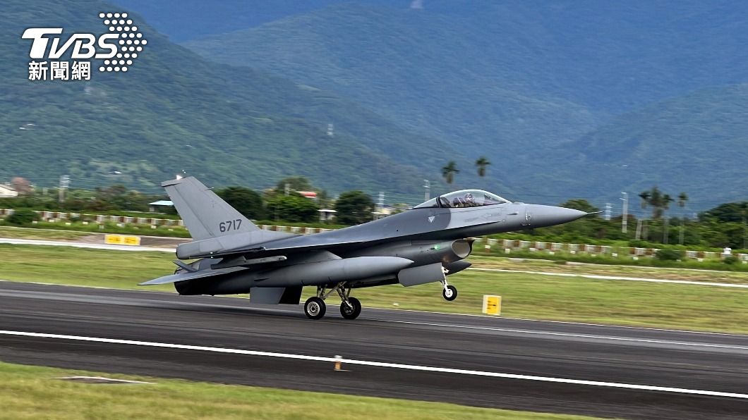 漢光預演F-16V戰機首降落豐年機場 逾200機迷爭睹