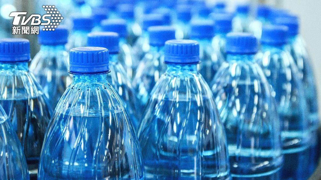 瓶裝水買到手後，應盡速飲用完畢。（示意圖／shutterstock達志影像）