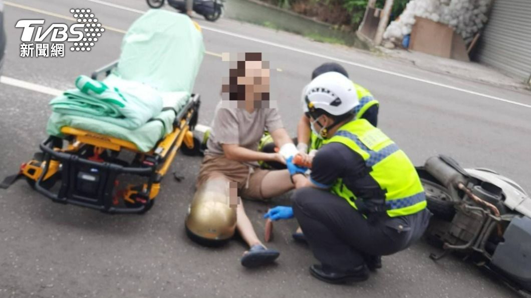 超衰！大貨車沿路散落6袋米　婦人騎車經過慘摔痛苦坐地