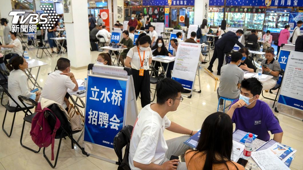 不是過勞就是失業? 中國大陸青年回老家當「全職小孩」