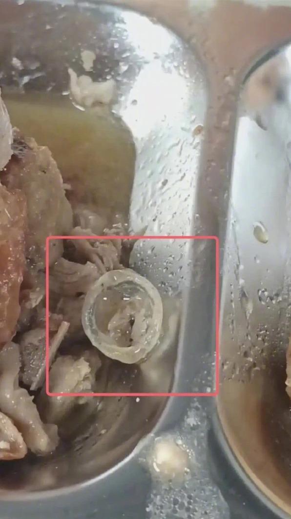 學生反映在學餐內吃到保險套,校方澄清是鴨子眼球膜。(圖/翻攝自微博)