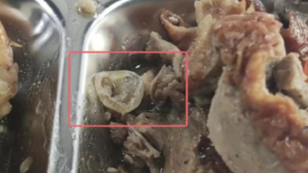 市場監督管理局獲報後介入調查,涉事餐廳目前已經關閉,廚師也遭開除。(圖/翻攝自微博)
