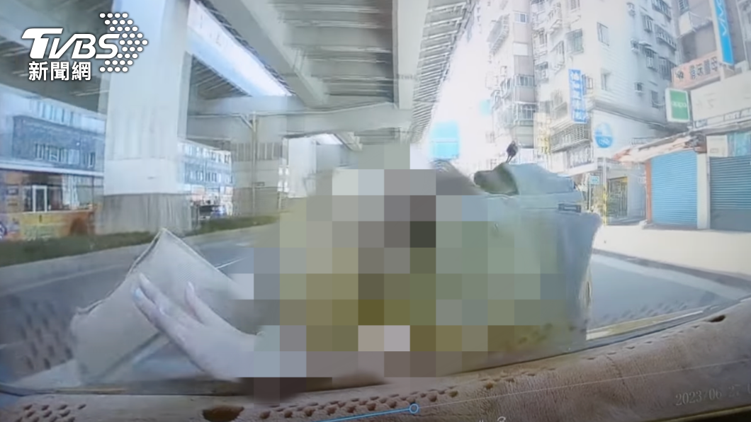女子被撞後捲入車底，送醫急救後仍不姓離世。（圖／蔡先生提供）