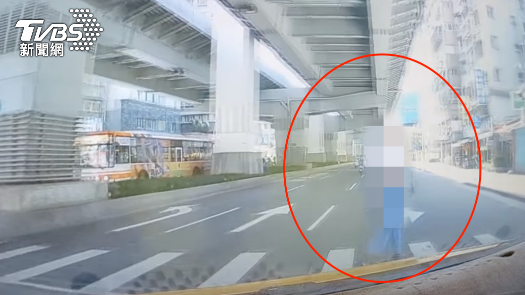 人妻過馬路遭撞捲車底慘死 夫批:聽障小黃司機竟能上路