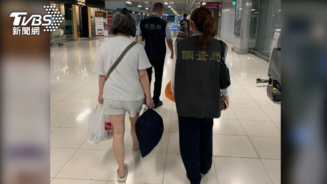 調查局人員親赴泰國將劉美雪押解返台。(圖/TVBS)