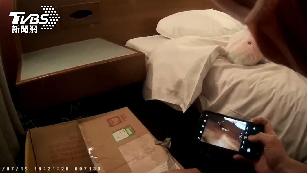 警方在各處找到毒品。(圖/TVBS)