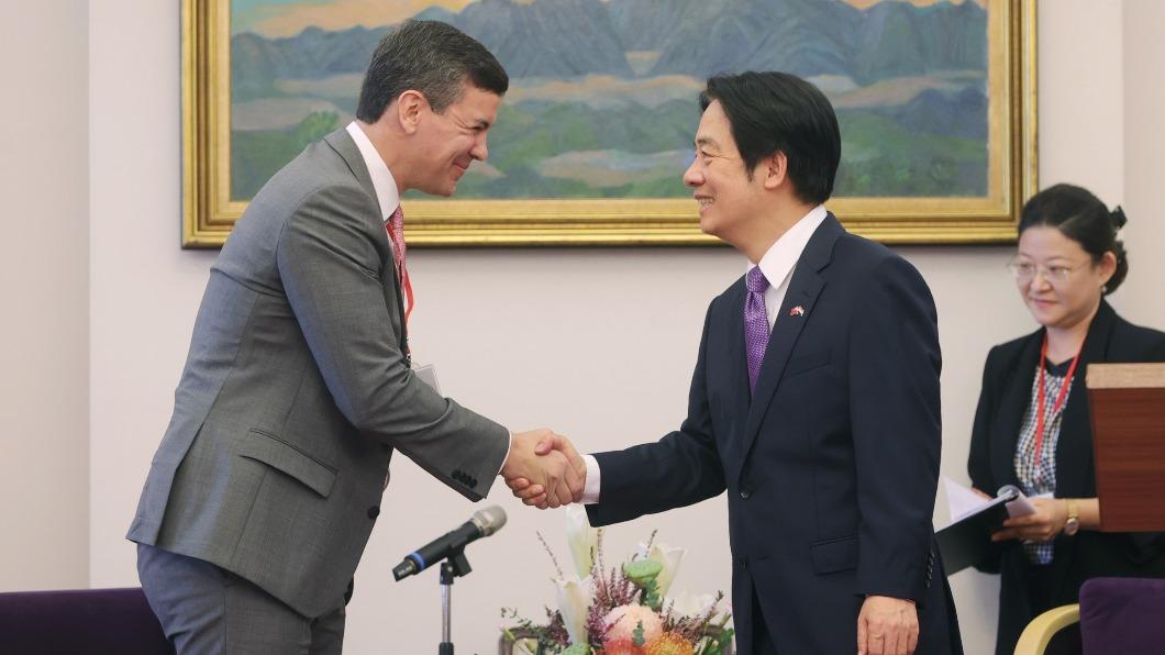 賴清德將出訪巴拉圭,並過境美國。圖為其日前在總統府接見巴國後任總統貝尼亞。(圖/總統府提供)