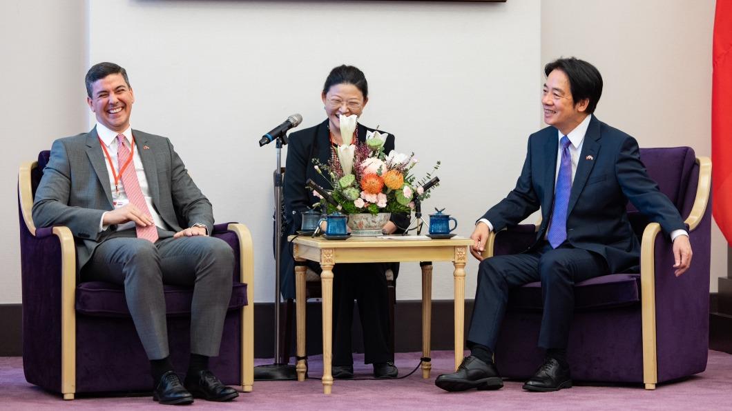 賴清德將出訪巴拉圭,並過境美國。圖為其日前在總統府接見巴國後任總統貝尼亞。(圖/總統府提供)