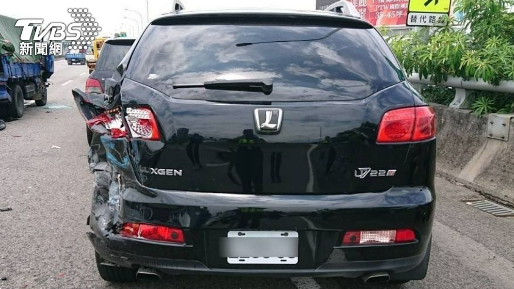 汽車車身受損嚴重。(圖/TVBS)