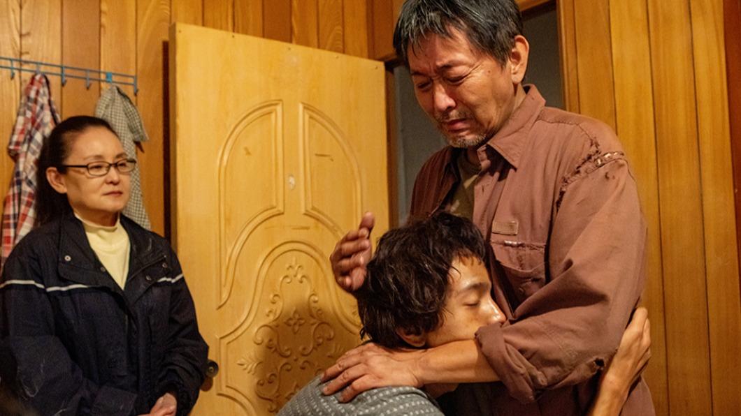 王淑娟在劇中飾演訪視志工，為個案辛苦奔走。（圖／北投映像黃華安攝）