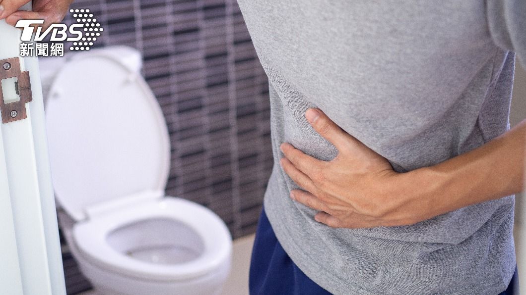 男子因熱天流汗、嚴重腹瀉導致身體缺水。（示意圖／Shutterstock達志影像）
