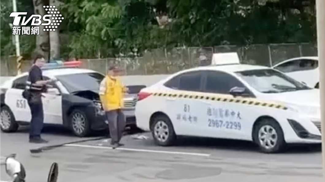 新手上路太緊張？教練車急停路中央　警車煞不住追撞車頭變形