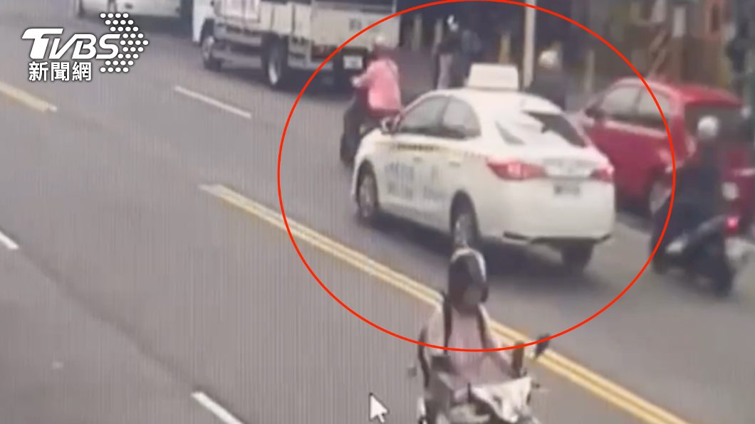 教練車突然緊急煞車。(圖/TVBS)