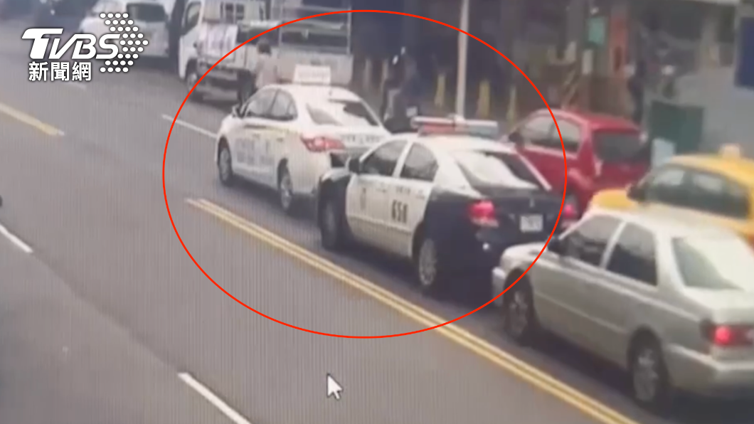 教練車突然在路中央緊急煞車,導致後方警車煞車不及追撞。(圖/TVBS)