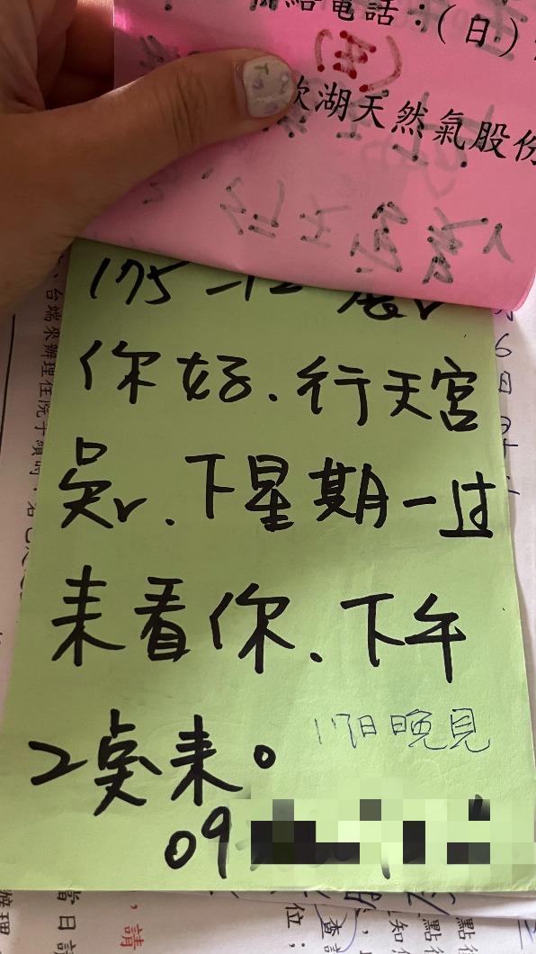 廟方人員利用書寫方式跟老翁溝通。(圖/當事人提供)