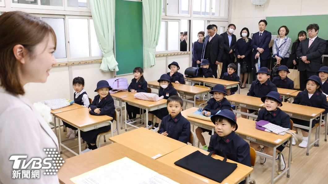日本學校自今年春天起規定不必再戴口罩上學。（圖／達志影像美聯社）