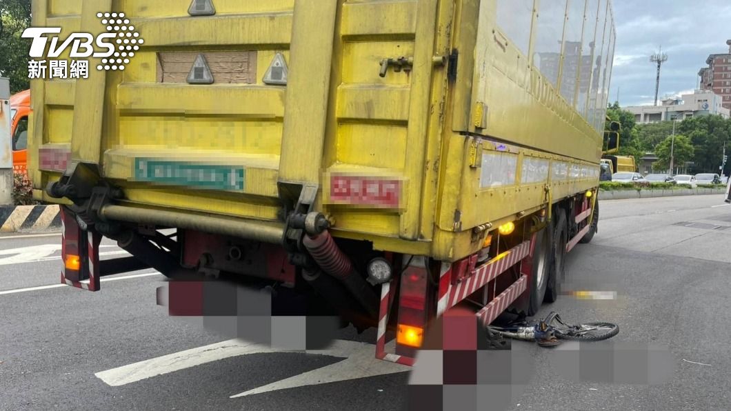 林口死亡車禍!大貨車轉彎碰撞 單車翁遭捲車底頭破喪命