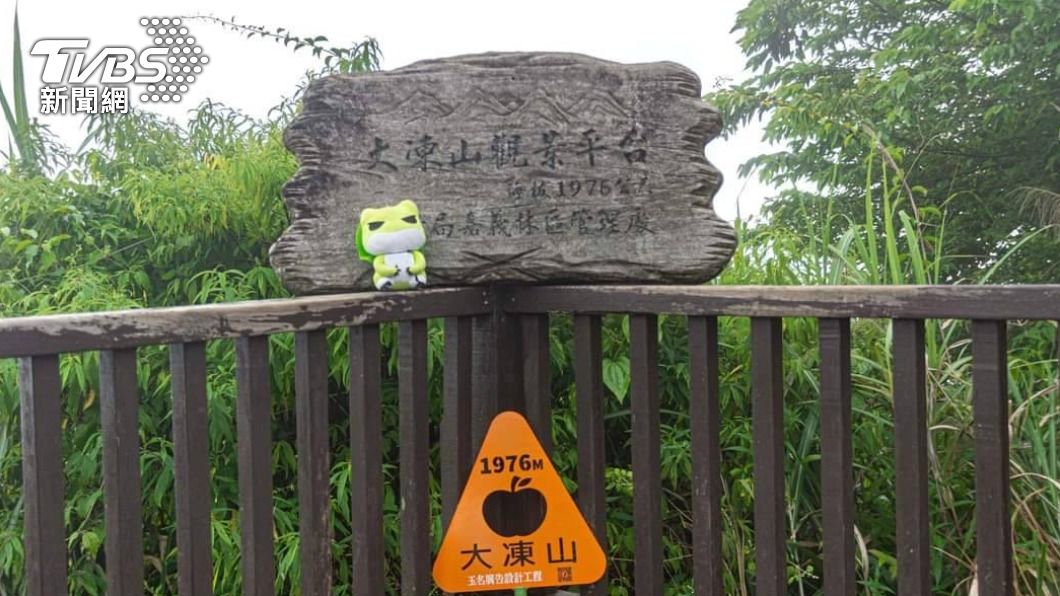 嘉義大凍山是熱門避暑健行路線,觀景平台有時白牆,有時大景,適合小憩休息。