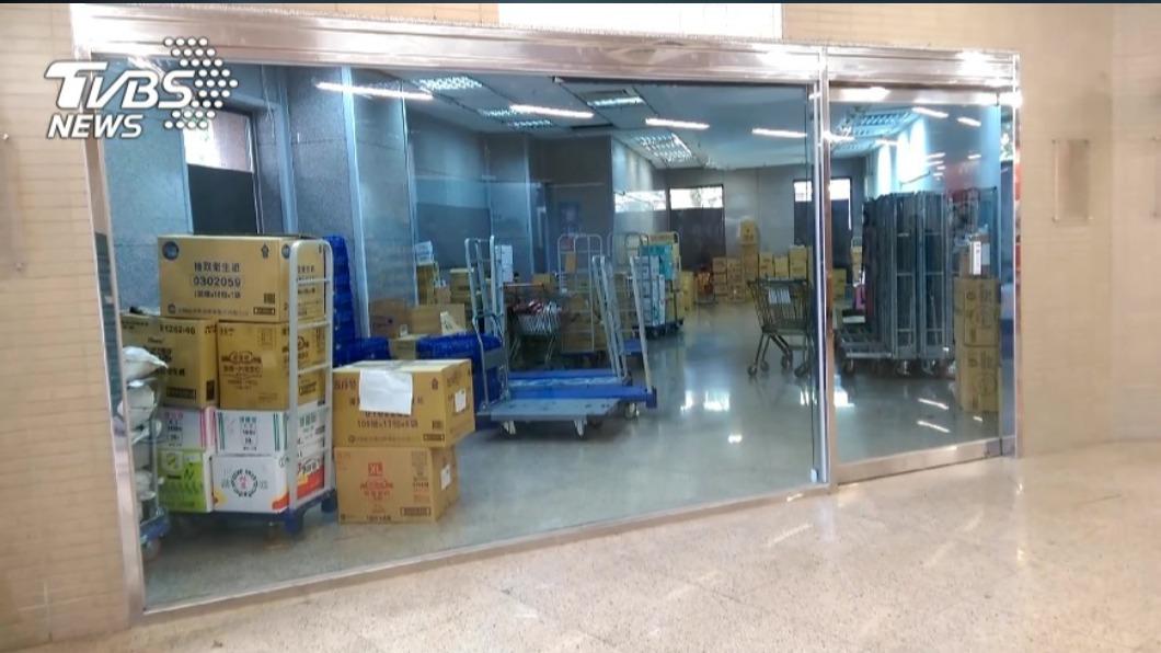 許多店家皆因疫情干擾所導致的各租金、人事管銷壓力增加和門市人員缺工等因素而選擇走向歇業一途。(圖/TVBS)