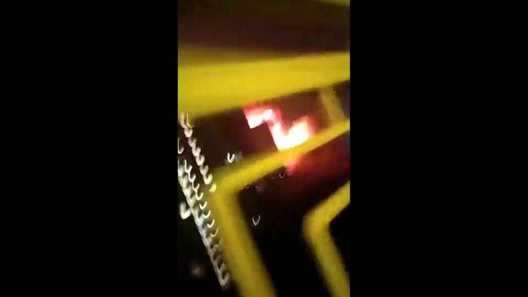 疑似是敖德薩居民,親身見證並剛好錄到飛彈落地的畫面。(圖/翻攝自@NOTINAFO推特)
