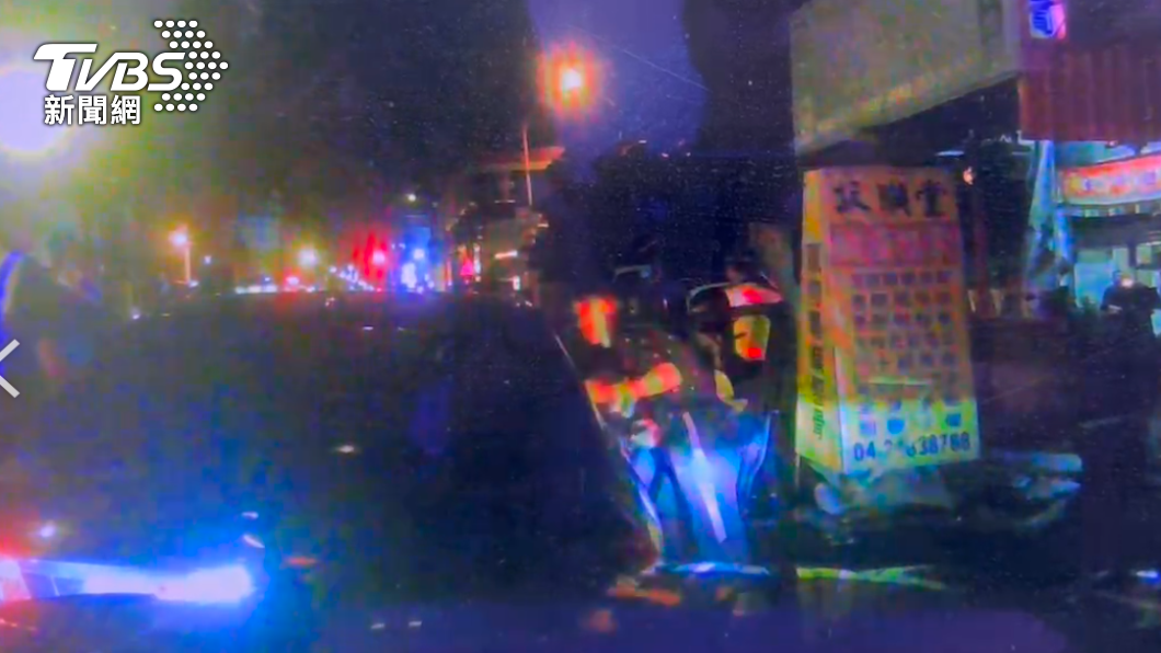 員警破窗逮人。(圖/警方提供)