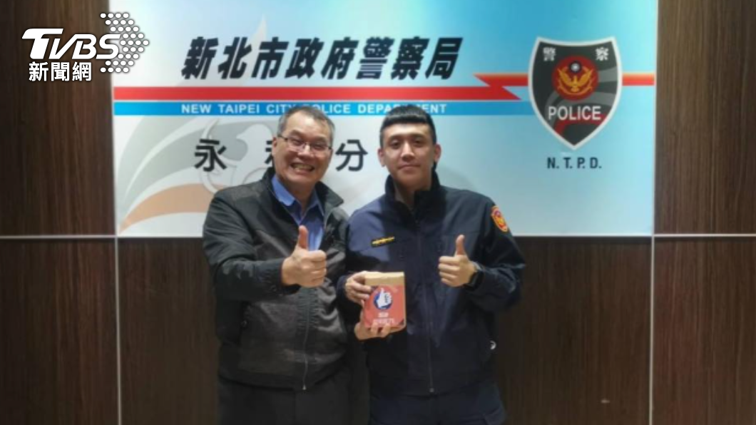 涂姓員警(右)曾偵破電信詐欺集團案,獲頒破案紅牛飲品以示嘉許。(圖/翻攝臉書)