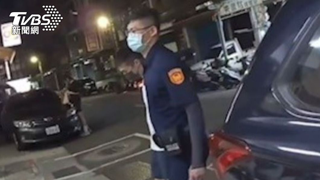 犯嫌被警方帶到案。(圖/TVBS)