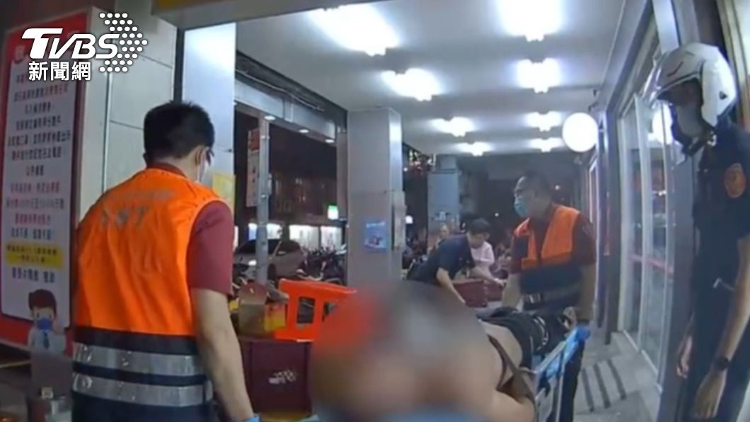 警消將人送醫。(圖/TVBS)