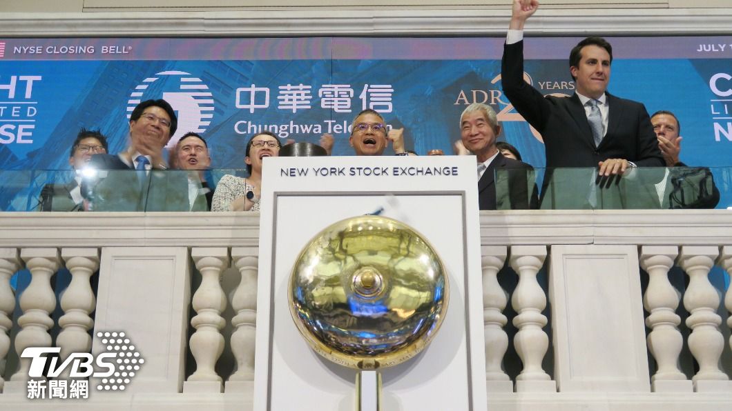 中華電董事長郭水義（中）率隊在紐約證券交易所敲收盤鐘慶祝。（圖／中央社）