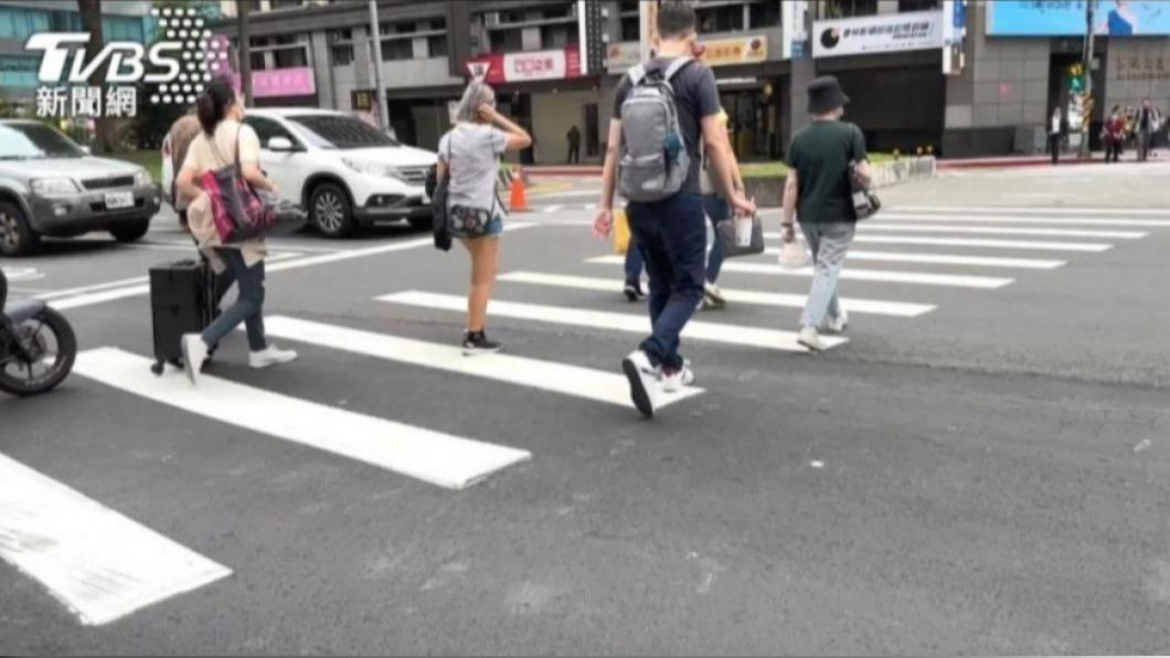 台灣交通亂象層出不窮,該名騎士看似時常被逼車而寫下文字提醒,不過安全駕駛人人有責。(圖/TVBS)
