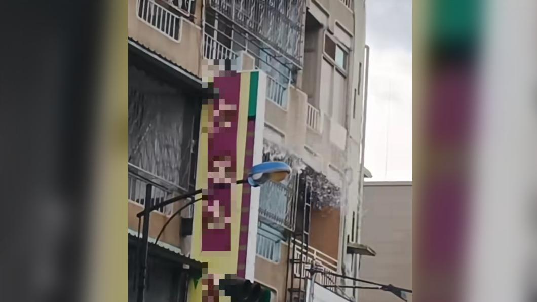 一名男住戶從透天厝頂樓,將積水往下連潑水好幾次。(圖/翻攝自「草屯人.COM」臉書)