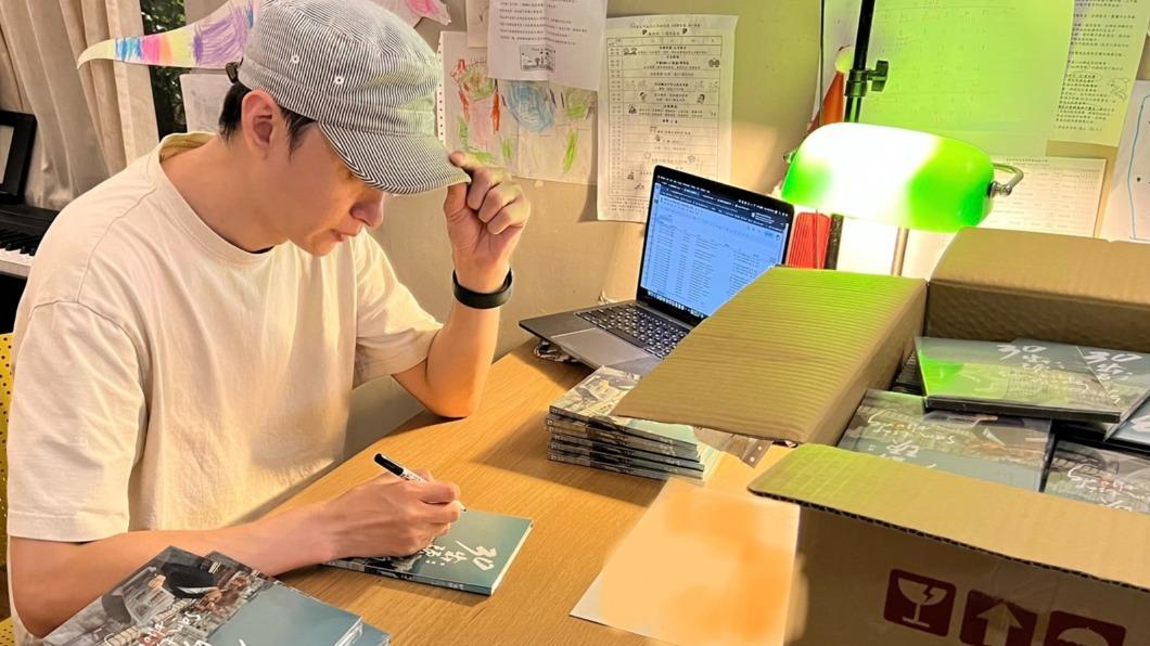 陳建瑋9年前CD搶購一空,緊急關閉訂購網站。(圖/翻攝自陳建瑋臉書)