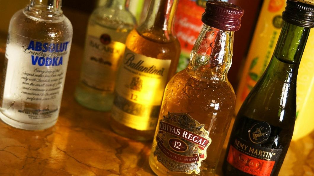 可搭配房內Mini Bar的5種世界各地經典迷你小酒瓶，包含威士忌、白蘭地、伏特加等。（圖／神旺商務酒店提供）