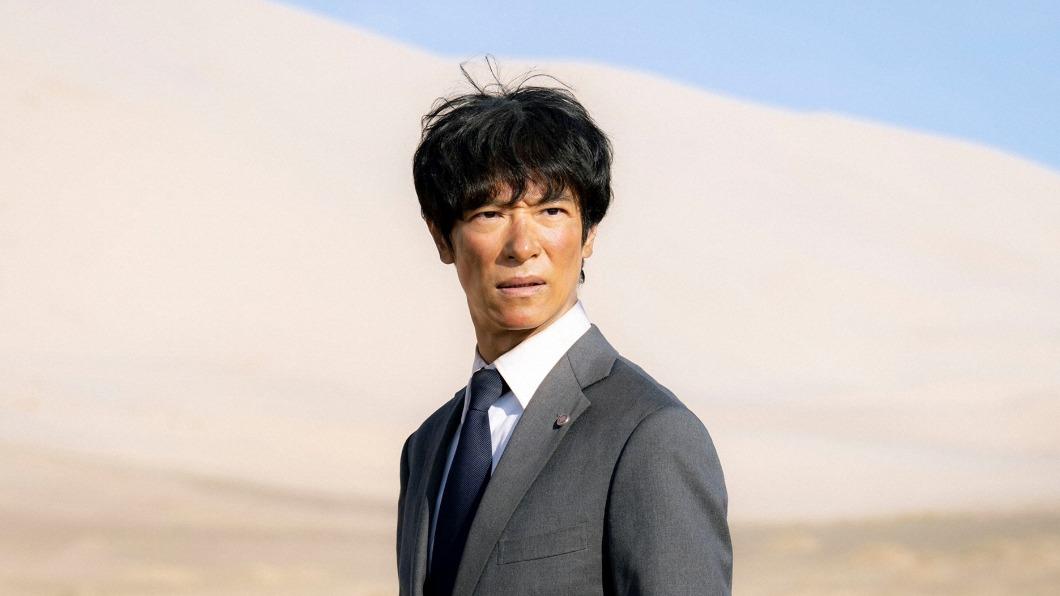 在新劇《VIVANT》中,堺雅人為了追錢跑去蒙古。(圖/翻攝自戲劇官網)