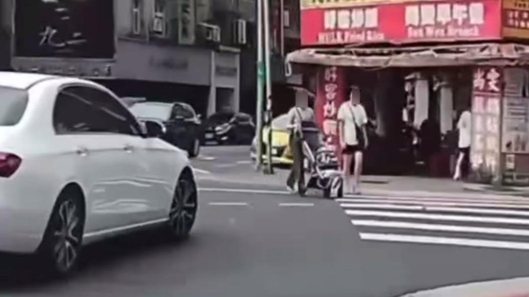 網友指出該名女子一開始也沒走在斑馬線上,且汽車已停讓、拿出手機此舉有挑釁意味。(圖/翻攝自爆廢公社二館)