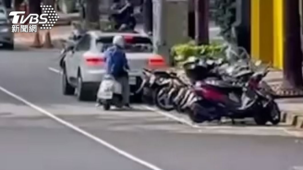 陳男與被害人面交。(圖/TVBS)