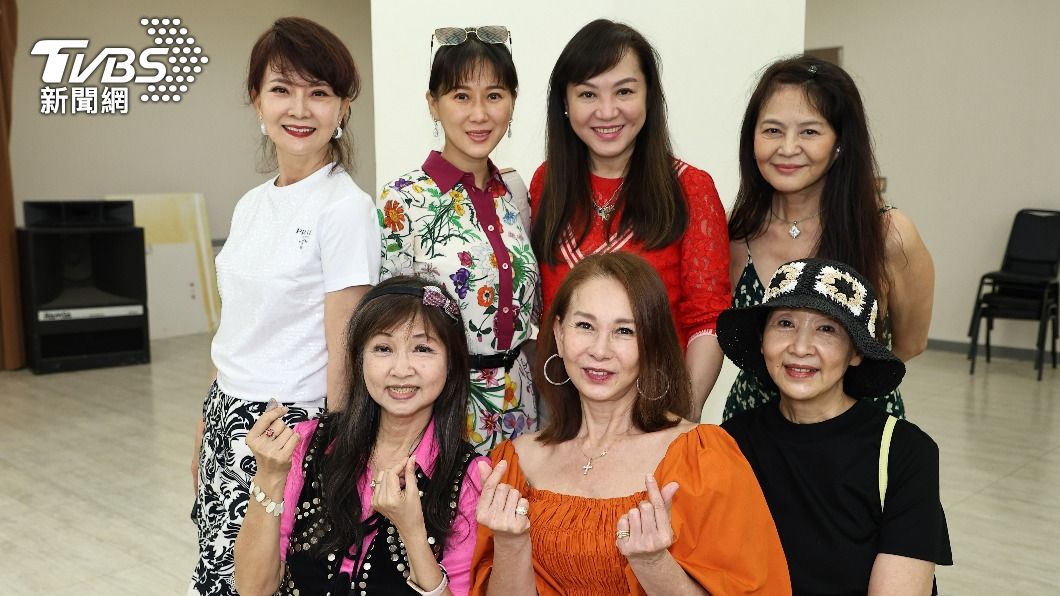 前排左起龔蓮華、周丹薇、賈若男,後排左起鄧美芳、米凱莉、楊潔玫、程秀瑛。(圖/張哲鳴攝)