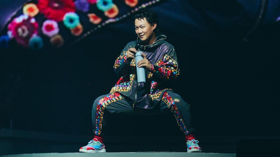 陳奕迅表演蹲馬步喝水,逗得全場歌迷大笑。(圖/環球音樂提供)