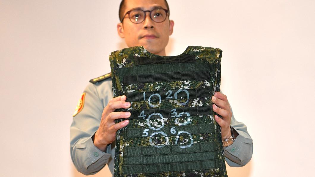 綠議員曝35秒「用手拗彎」抗彈板影片　轟國防部：台灣之敵