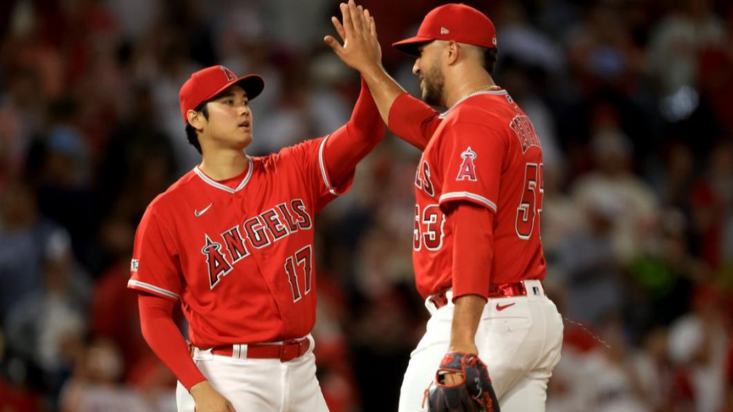 大谷翔萍和隊友擊掌慶祝勝利。（圖／翻攝自Twitter）