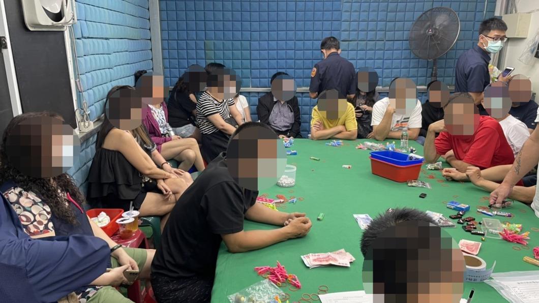 巷弄鐵皮屋藏賭場還派專車接送 南警凌晨攻堅逮33人