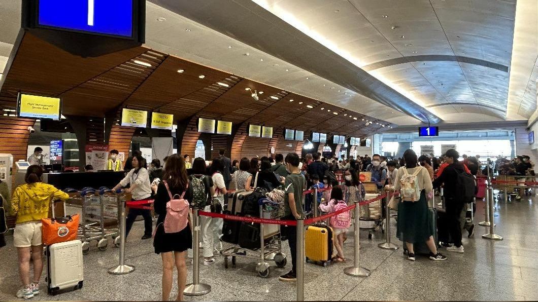「BY BUS」通常是指需要搭乘接駁巴士到達登機口,或是離開機場。(圖/桃機公司提供)