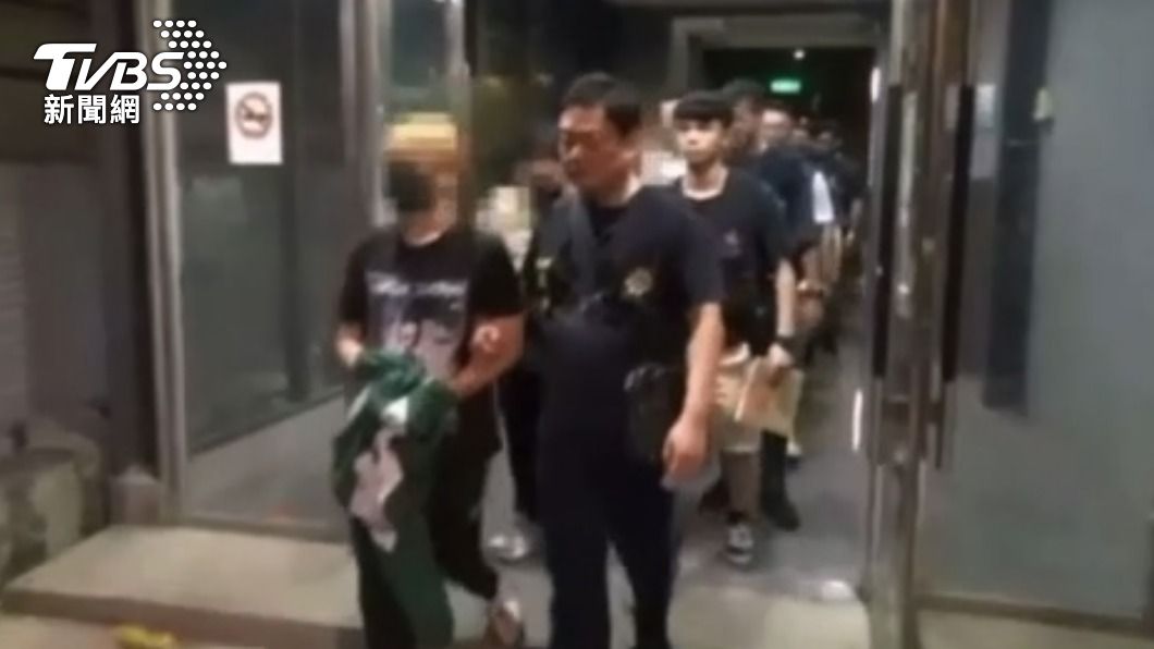 14名犯嫌被帶回。（圖／TVBS）